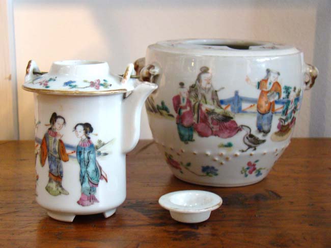 An early 19th century Chinese export porcelain Tea Warmer